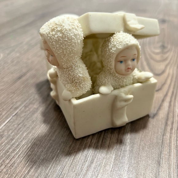 Retired 1987 Dept. 56 Snowbabies: Winter Surprise Vtg Porcelain Figurine no box - Picture 2 of 6